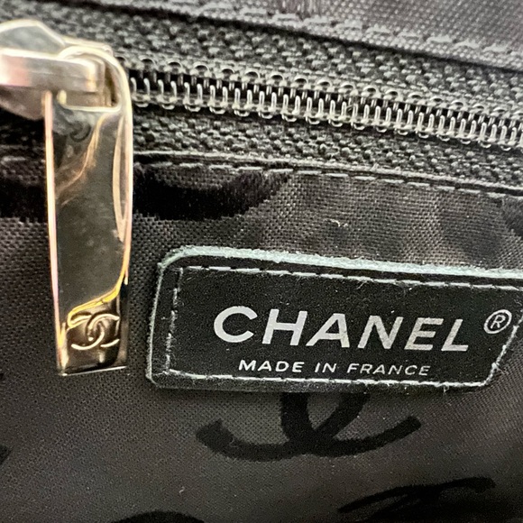 Chanel Quilted Large Cambon Bowler Pink with Black Logo - Picture 13 of 14